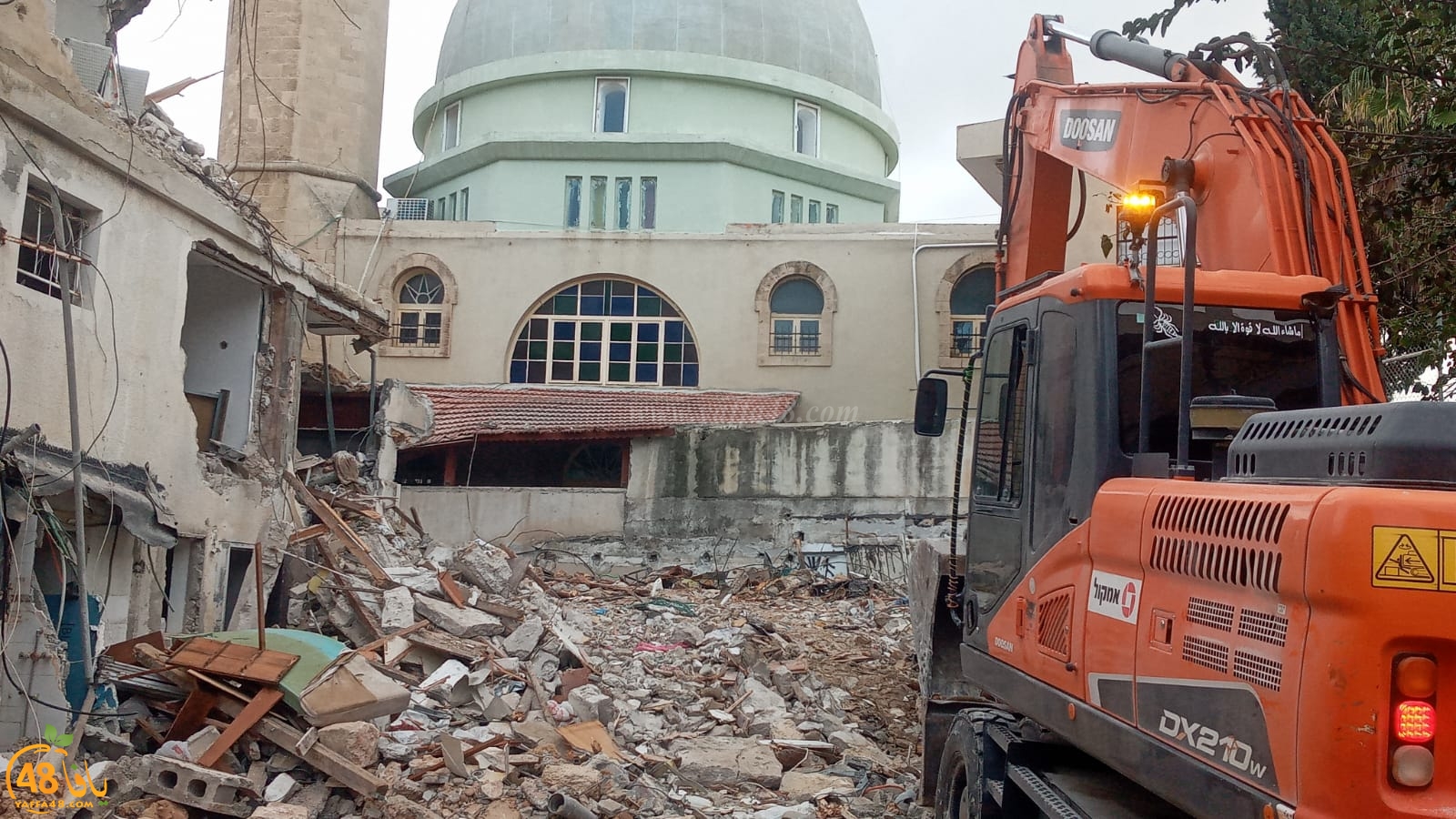 فيديو: هدم مبنى قديم بمحاذاة مسجد النزهة بيافا بهدف بناء فندق 
